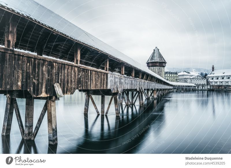 Kapellbrücke mit dem Wasserturm in Luzern schweiz europa Reuss winter schnee
