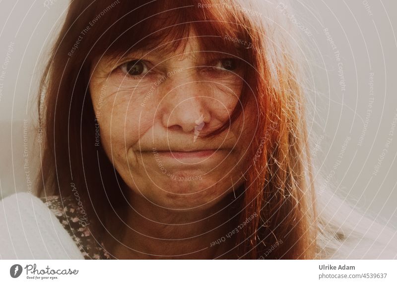 Schmollen | Frau schaut beleidigt mit einem Schmollmund in die Kamera schmollen Beleidigter Blick rothaarig langhaarig feminin Porträt Mensch Erwachsene Augen