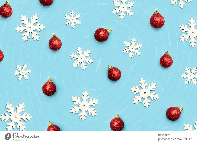 Fröhliche Weihnachten. Draufsicht auf kreative Muster von Weihnachtskugeln und Schneeflocken gemacht. Weihnachten Konzept Hintergrund Weihnachtsbaum Heiligabend