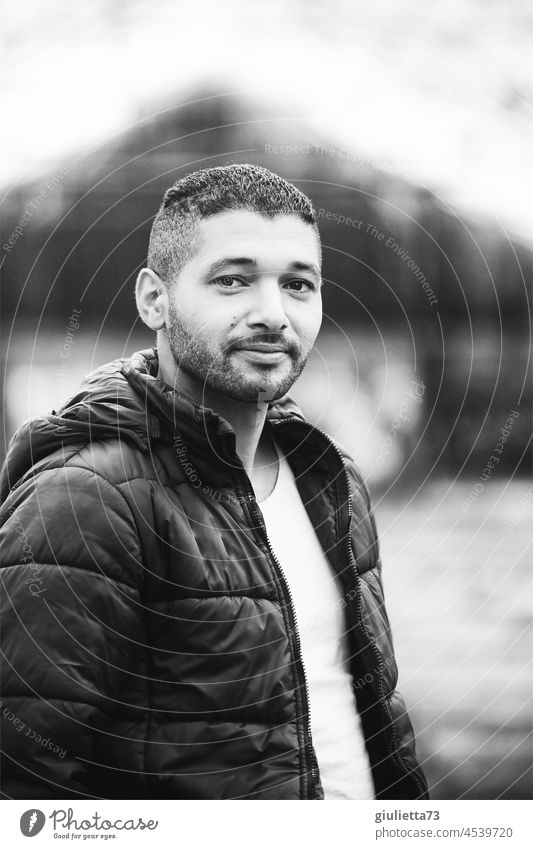 Schwarz-Weiß-Porträt | Junger Mann aus Palästina Mensch 20-30 Jahre alt 1 Mensch junger Erwachsener männlich Palaestinenser arabisch Dreitagebart Lifestyle