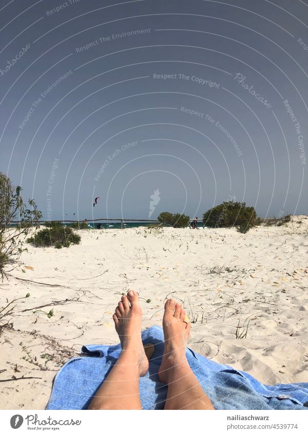 Am Strand Stranddüne relax Urlaub Urlaubsstimmung Urlaubsfoto Füße hoch Beine Frau strandtuch Himmel Erholung Reise Sandstrand sandig Außenaufnahme Meeresstrand