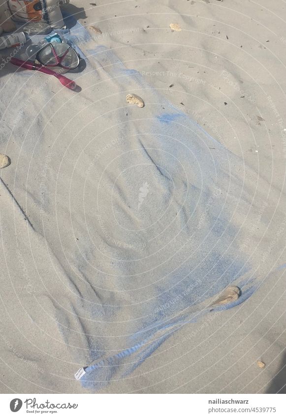 Am Strand Stranddüne Düne Wind Handtuch strandtuch Taucherbrille keine Menschen Landschaft Küste Außenaufnahme Meeresstrand Natur Farbfoto Sardinien Sand sandig