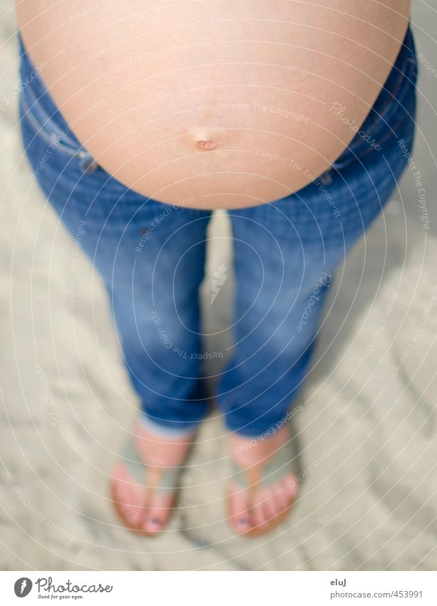 Vorfreude Mensch feminin Junge Frau Jugendliche Erwachsene Mutter Körper Bauch 1 18-30 Jahre Sand stehen Wachstum dick groß schwanger blau grau Farbfoto
