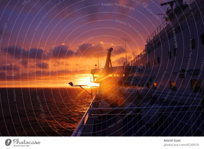 Sonnenuntergang auf einer Fähre auf der Nordsee sonnenuntergang meer fähre schiff nordsee schottland natur boot himmel wolken gelb orange blau fährschiff