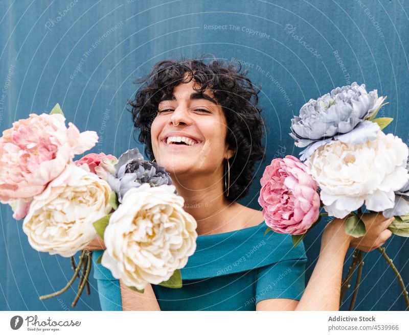Glückliche Frau mit üppig blühenden Pfingstrosen Blume Lachen Blumenstrauß üppig (Wuchs) charmant duftig Blütezeit Optimist sorgenfrei froh Freude positiv