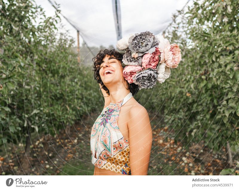 Lachende Frau mit Blumenstrauß Pfingstrose Blütezeit Garten zeigen positiv Baum Pflanze Landschaft frisch Apfel Glück froh kultivieren Ackerland aromatisch