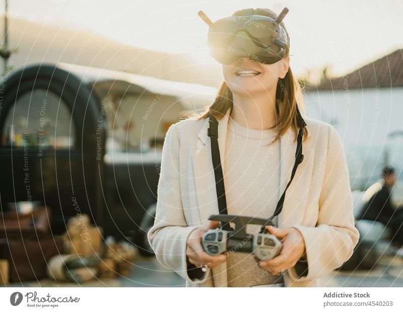 Unbekannte Frau mit VR-Brille steuert Drohne Fernbedienung Headset Dröhnen Virtuelle Realität eintauchen Technik & Technologie uav Cyberspace Erfahrung