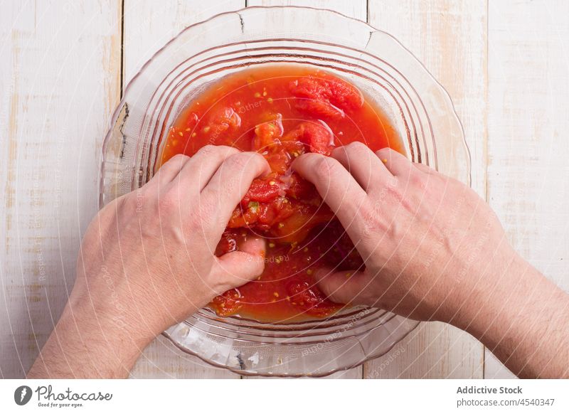 Anonyme Person püriert Tomaten in einer Schüssel Koch Squash Maische Marinara Saucen Küche Lebensmittel kulinarisch vorbereiten frisch lecker Bestandteil