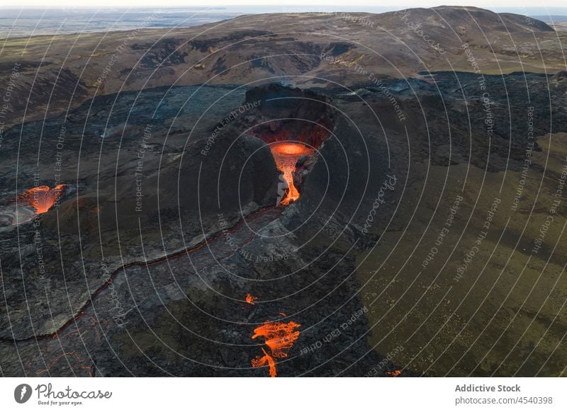 Vulkan mit Lava im Hochland Magma Asche Hügel Natur ausbrechen Krater aktiv wild Umwelt heiß Formation erwärmen vulkanisch Gelände Oberfläche Licht Szene Island