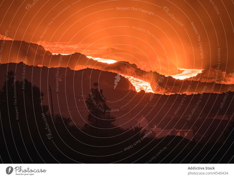 Nachthimmel über einem ausbrechenden Vulkan in Spanien Berge u. Gebirge Lava Magma Gelände vulkanisch Hochland Geologie Natur Formation spektakulär dunkel