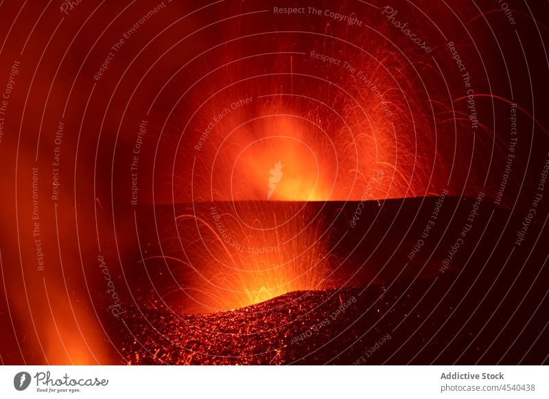 Leuchtend orangefarbene Lava, die bei Nacht aus dem Vulkan austritt ausbrechen Desaster Natur Berge u. Gebirge Krater Gefahr Kraft verheerend Insel Bewegung