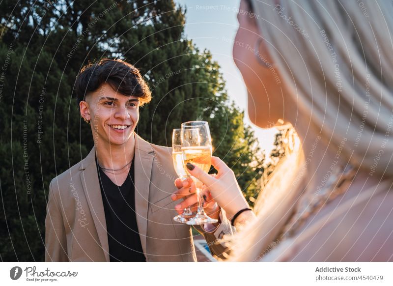 Ehepaar stößt mit einem Glas Champagner im Park an Paar Klirren jubelt Lächeln Zuprosten Schnaps Zusammensein Kälte Bonden Termin & Datum Zuneigung Alkohol