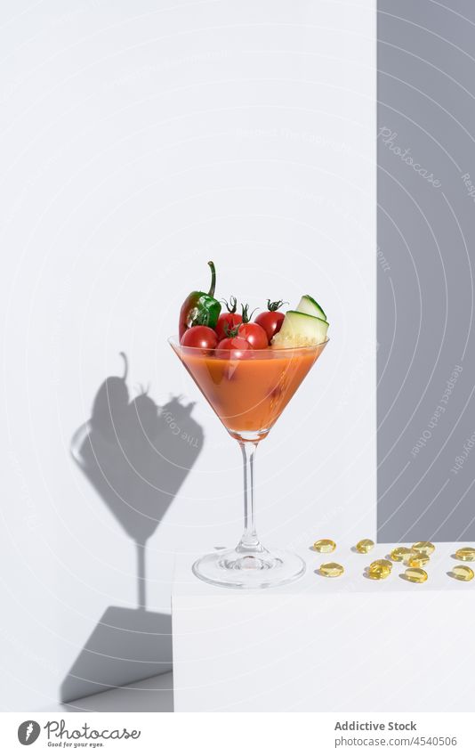 Gazpacho-Suppe im Cocktailglas Glas Tomate Salatgurke Gastronomie Kirsche Gemüse dienen lecker frisch kreativ Vorstellungskraft Phantasie geschmackvoll