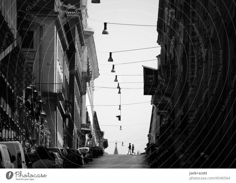 Alle Wege führten nach Rom Italien Straße Straßenbeleuchtung Schwarzweißfoto Sightseeing Silhouette Schatten Stadt Häuserzeile Fassade Stadtzentrum Fußgänger