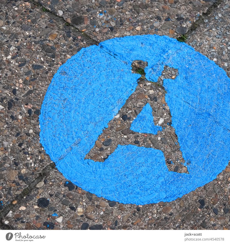 #Buchstabe #Ä #Bürgersteig #imQuadrat Schablonenschrift Typographie Detailaufnahme Straßenkunst blau Bodenplatten Farbauftrag Farbe Schriftzeichen umlaut
