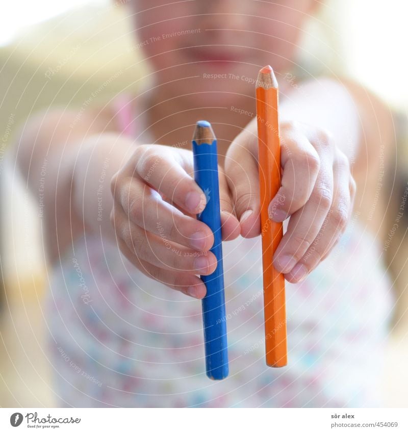 II Kindererziehung Bildung Kindergarten Schule lernen Schulkind Mensch feminin Mädchen Finger 1 Farbstift wählen festhalten blau orange Auswahl malen