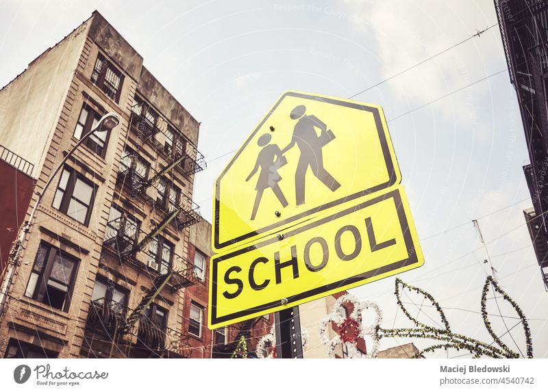 Schulwegweiser in New York City, farbig getönt, USA. Großstadt New York State Schule Zeichen Kinder Ermahnung Manhattan Verkehrsschild Straße Sicherheit Konzept
