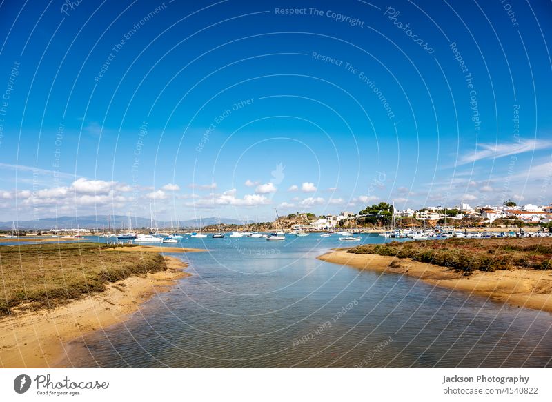 Küstenlandschaft mit Booten in Alvor, Algarve, Portugal alvor Natur Landschaft im Freien Portugiesisch Tag Himmel Fischen atlantisch traditionell blau urban