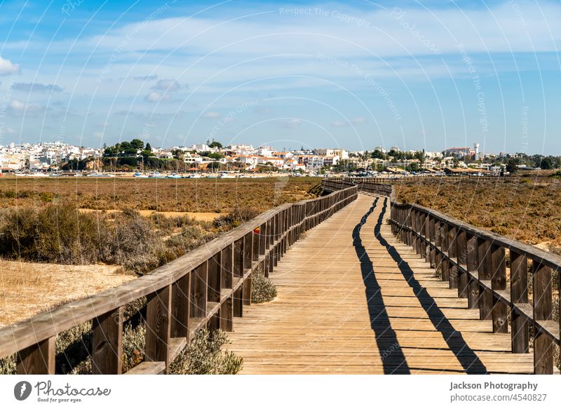 Hölzerne Holzstege an der Küste von Alvor, Algarve, Portugal alvor Laufsteg Promenade Natur hölzern Boot Jacht hafen Jachthafen Architektur Stadt Stadtbild
