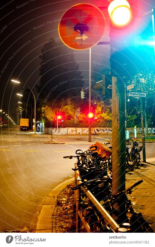 Kreuzung in der Nacht abbiegen abend asphalt berlin city deutschland dämmerung ecke fahrbahnmarkierung fahrrad fahrradweg hauptstraße himmel hinweis innenstadt