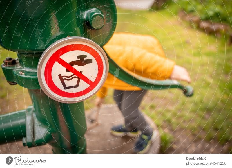 Kein Trinkwasser - Ein Verbotsschild an Wasserpumpe Kind Farbfoto Außenaufnahme Neugier Tag 1 mehrfarbig Pumpe Spielen Schilder & Markierungen Verbote