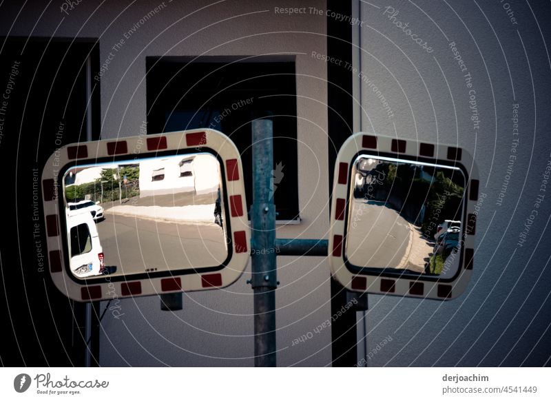 surreal // Gute Sicht mit doppelten Verkehrs Spiegel. Verkehrsspiegel Außenaufnahme Reflexion & Spiegelung Menschenleer Sicherheit Tag Farbfoto PKW Straße