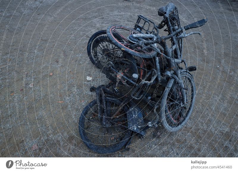 abstrakt Fahrrad Fahrräder surreal Müll Verkehrsmittel Stadt Fahrradfahren Mobilität Abfall Müllhalde Recycling Verkehrswende Straßenverkehr Außenaufnahme