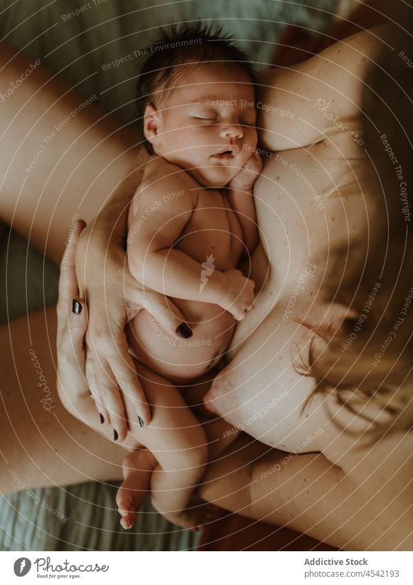 Anonyme Mutter umarmt Neugeborenes auf dem Bett träumerisch Frau Baby Umarmen stillen Liebe Mutterschaft Kinderbetreuung Umarmung oben ohne neugeboren jung