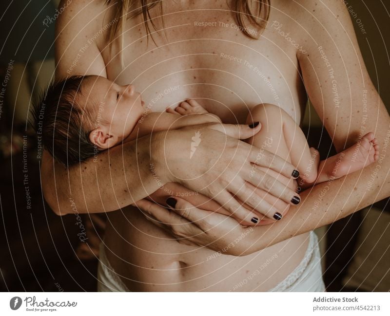Anonyme Mutter, die ihr Baby umarmt Frau Umarmen neugeboren stillen Liebe Umarmung nackt Zusammensein Mutterschaft Kindheit Brust jung heimwärts niedlich