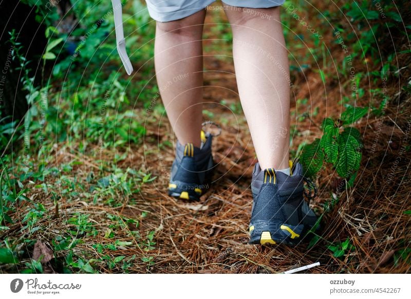 Close up weibliche Wanderer Schuhe zu Fuß auf dem Weg Person im Freien Stiefel Trekking Sport wandern Abenteuer Bein Wanderung Lifestyle Nahaufnahme reisen