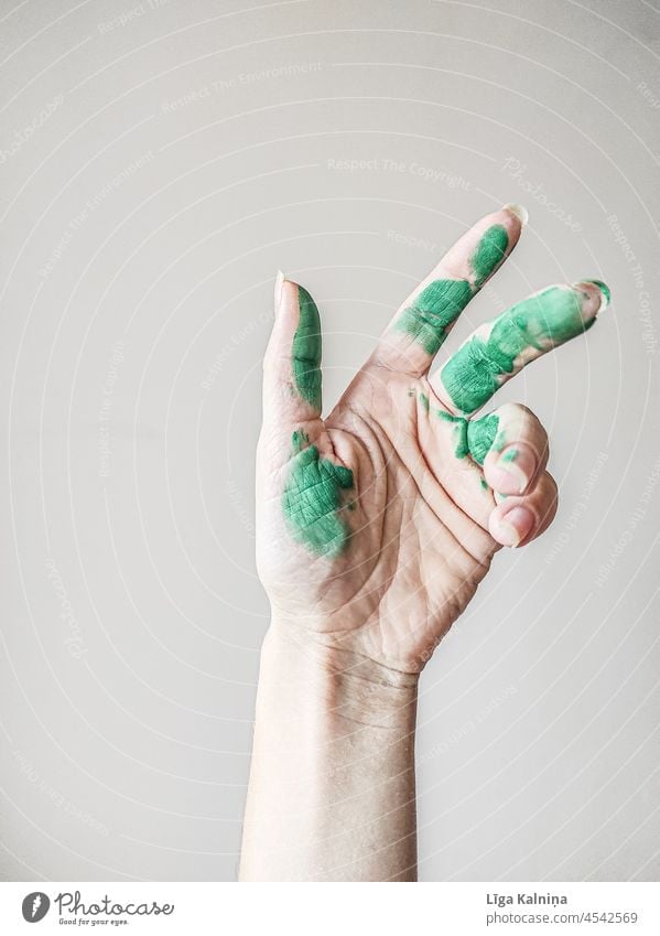 Hand mit grüner Farbe darauf Kunst Ölfarbe Acrylfarbe Kreativität malen Künstler Freizeit & Hobby zeichnen Gemälde Anstreicher kreativ Aquarell Malutensilien