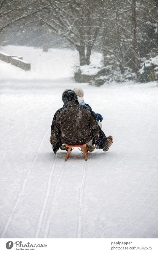 Schlittenfahrt im Schnee Schlittenspur Schlittenspuren spuren im schnee Schneefall Schneedecke Schneelandschaft Winterstimmung kalt Wintertag Natur weiß Frost