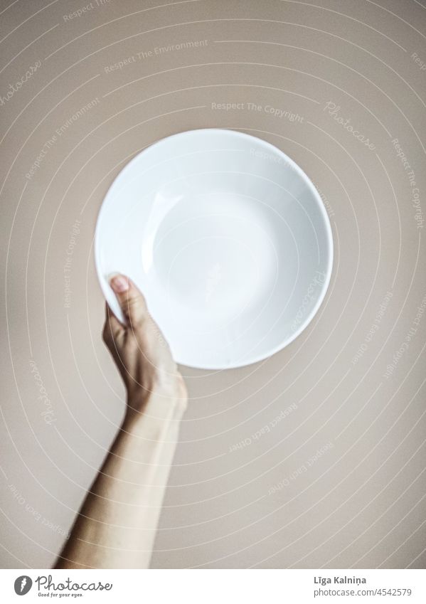 Hand hält einen leeren weißen Teller Gastronomie Küche Speise Besteck Essen minimalistisch Hintergrund Utensil sehr wenige Minimalismus weißer Hintergrund