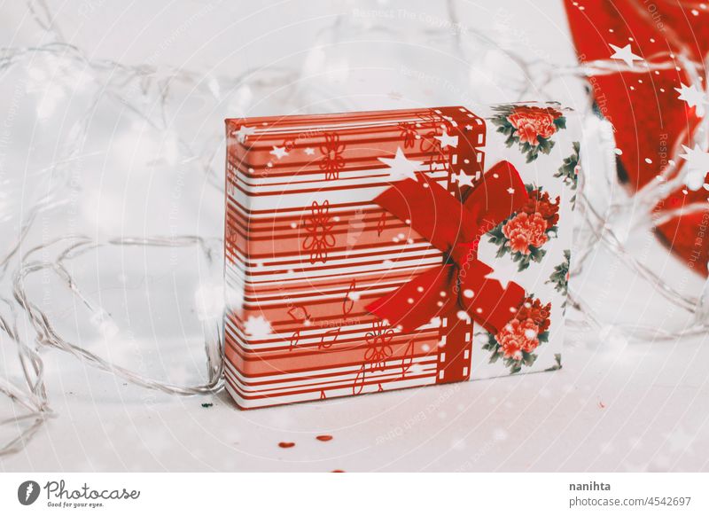 Bild von Weihnachtsgeschenke in rot und weiß Weihnachten Geschenk Weihnachtsmann Hintergrund Claus Party Veranstaltung Schnee Glück Freude Raum Negativraum