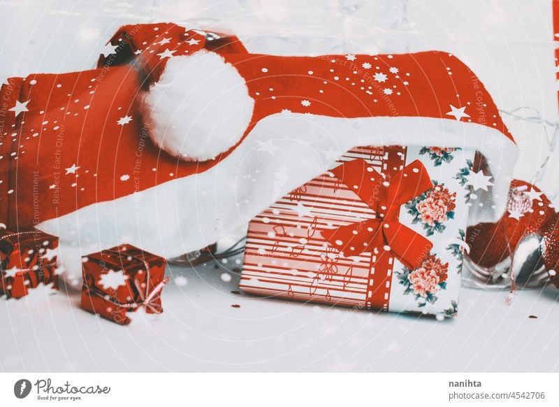 Bild von Weihnachtsgeschenke in rot und weiß Weihnachten Geschenk Weihnachtsmann Hintergrund Claus Party Veranstaltung Schnee Glück Freude Raum Negativraum
