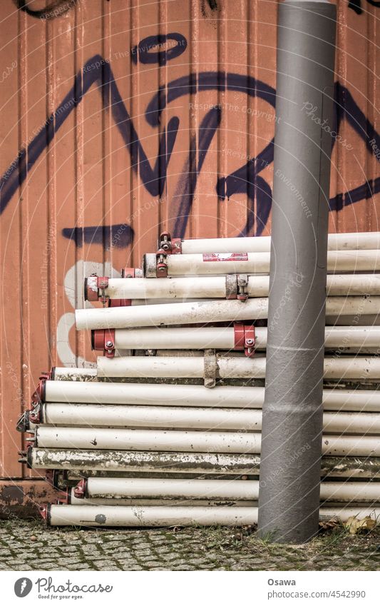 Baustelle Laterne Laternenmast Container Wellblech Zaun Menschenleer Farbfoto Strukturen & Formen abstrakt Muster Graffiti Metall Detailaufnahme