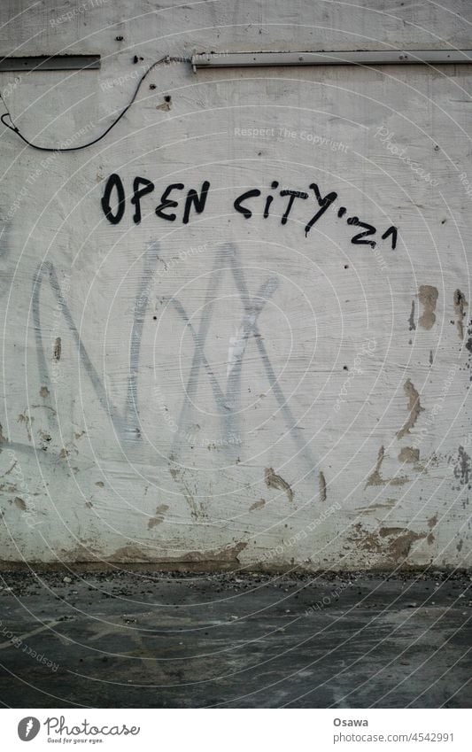 OPEN CITY '21 open city dreckig Detailaufnahme weiß urban Design Wandmalereien Schrift Farbfoto Jugendkultur Kultur Kunst Kreativität Buchstaben Schmiererei