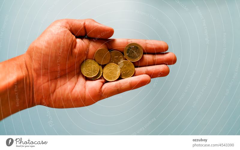 Euro-Münzen in der Hand Geldmünzen Finanzen Währung Vermögen Person Business Bargeld Einsparung Cent Konzept Bank Banking Wandel & Veränderung vereinzelt