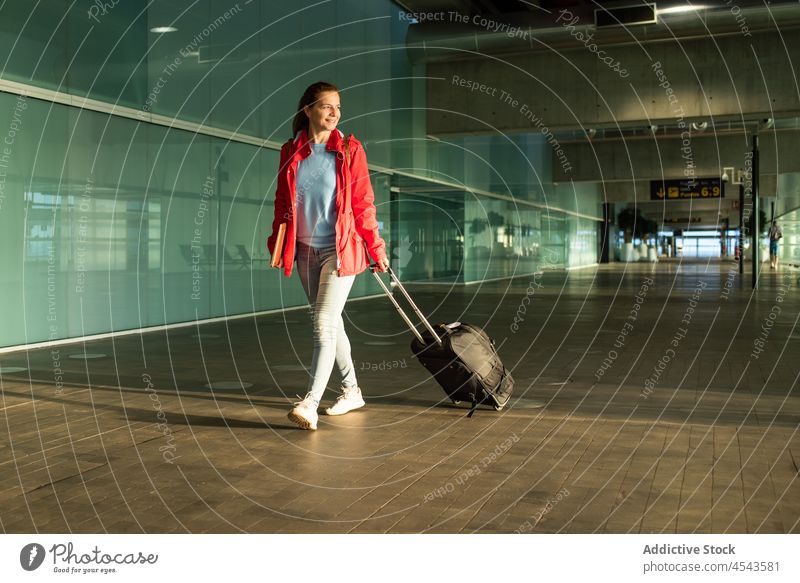 Passagierin mit Gepäck auf dem Flughafen Frau Koffer Reisender Lächeln Ausflug modern Terminal Abheben Wandelhalle Öffentlich Regie Zeitgenosse Glück Tourist