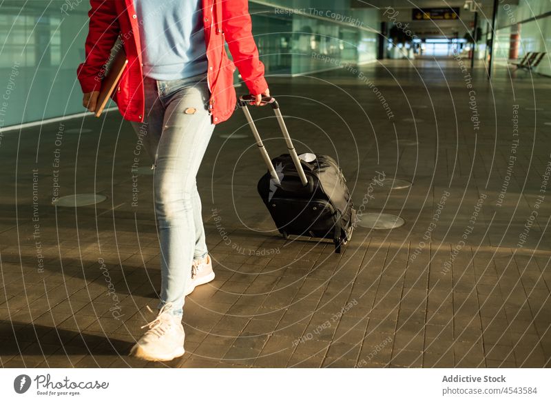 Anonymer Passagier mit Gepäck auf dem Flughafen Koffer Reisender Ausflug modern Terminal Abheben Wandelhalle Öffentlich Regie Zeitgenosse Tourist Infrastruktur