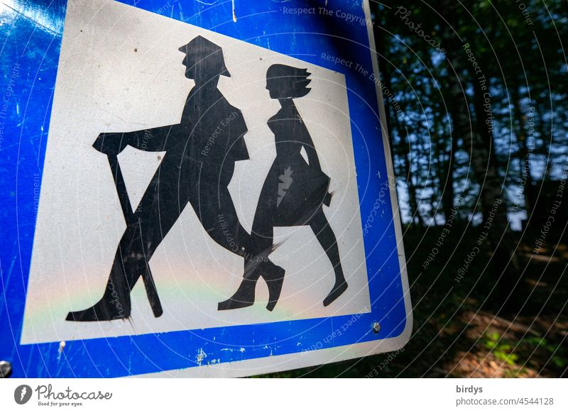 Nicht gendergerechte Darstellung eines alten Wanderparkplatzschildes mit vorangehendem Mann und dahinter folgender Frau Paar hetero Gender Erwachsene