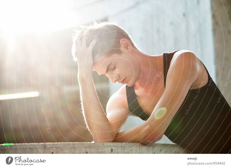 I am maskulin Junger Mann Jugendliche 1 Mensch 18-30 Jahre Erwachsene Mauer Wand schön Farbfoto Außenaufnahme Tag Sonnenlicht Sonnenstrahlen Gegenlicht