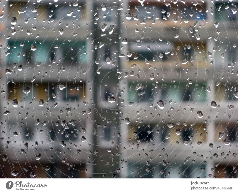 Regentropfen auf der Scheibe und gegenüber siehst du einen Plattenbau Glasscheibe durchsichtig Inspiration trüb trist Fensterscheibe Wassertropfen