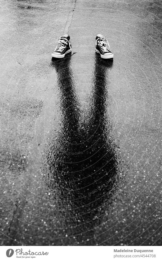 Schattenspiel Schuhe regen reflektion spiegelung Schwarz/Weiss
