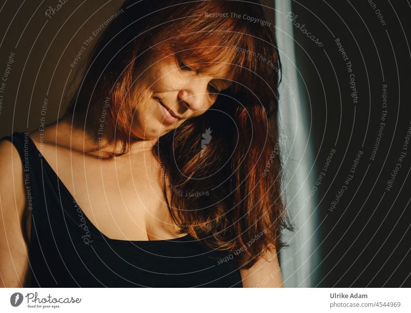 Entspannt sinnieren | Frau mit langen roten Haaren schaut verträumt den Kopf etwas geneigt nach unten Porträt Erwachsene Mensch Yoga erotisch Kinn Rothaarig