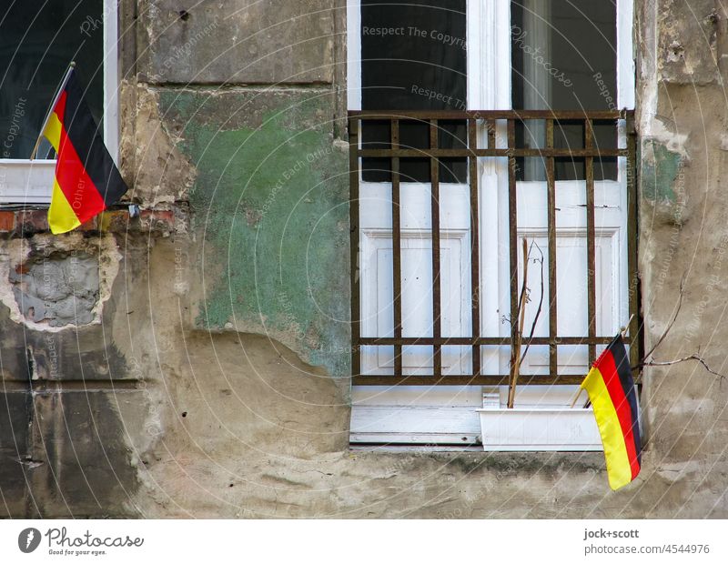 deutsche Fähnchen an bröckelnder Fassade Fenster Altbau verwittert Zahn der Zeit Wandel & Veränderung Deutschlandfahne authentisch Prenzlauer Berg Berlin