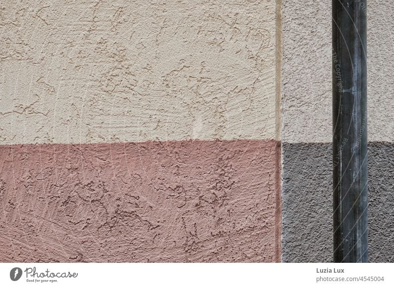Fassaden-Geometrie: Farbflächen auf Rauputz, dazu eine Regenrinne Farbeflächen Rechtecke rechteckig Hauswand Wand Putz rosa beige grau Mauer Gebäude