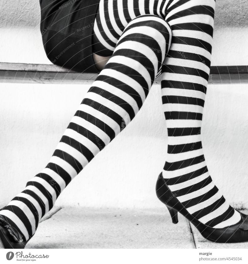 Eine Frau mit schwarz weiß geringelten Strümpfen Beine Strumpfhose Mensch Bekleidung Fuß Damenschuhe Erwachsene Lifestyle weiblich außergewöhnlich modische Frau