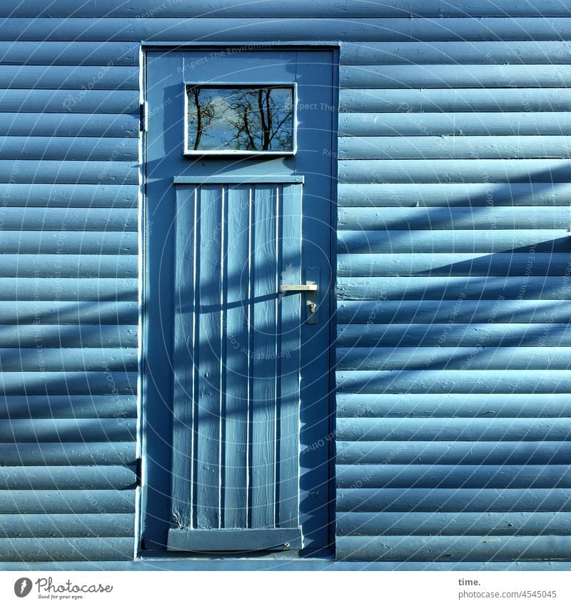 Himmelstür • Teilschatten auf besonnter Holzlaube mit Glasfenster gartenlaube profilholz hellblau schattenwurf spiegelung baum sonnenlicht diagonal türklinke