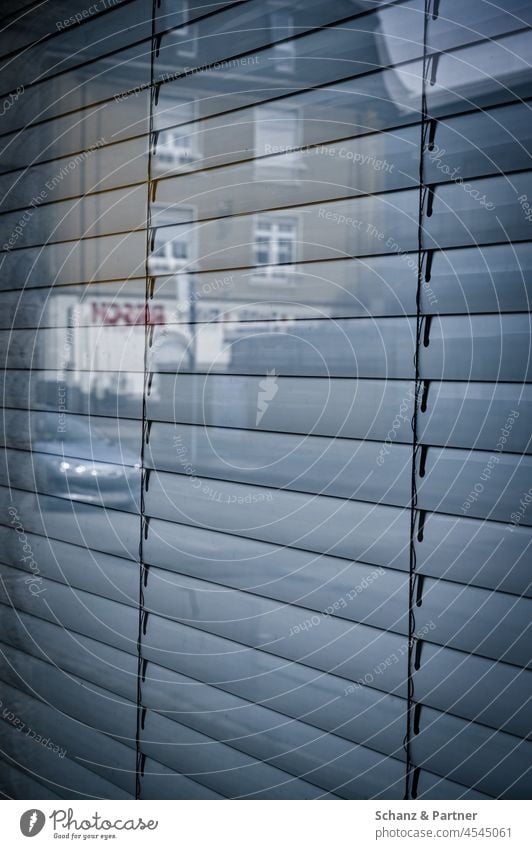 Jalousie hinter Schaufenster mit Spiegelung geschlossen Fenster Rolladen Sichtschutz Lichtschutz spiegeln Rollo Rollladen Haus Strukturen & Formen grau Linie